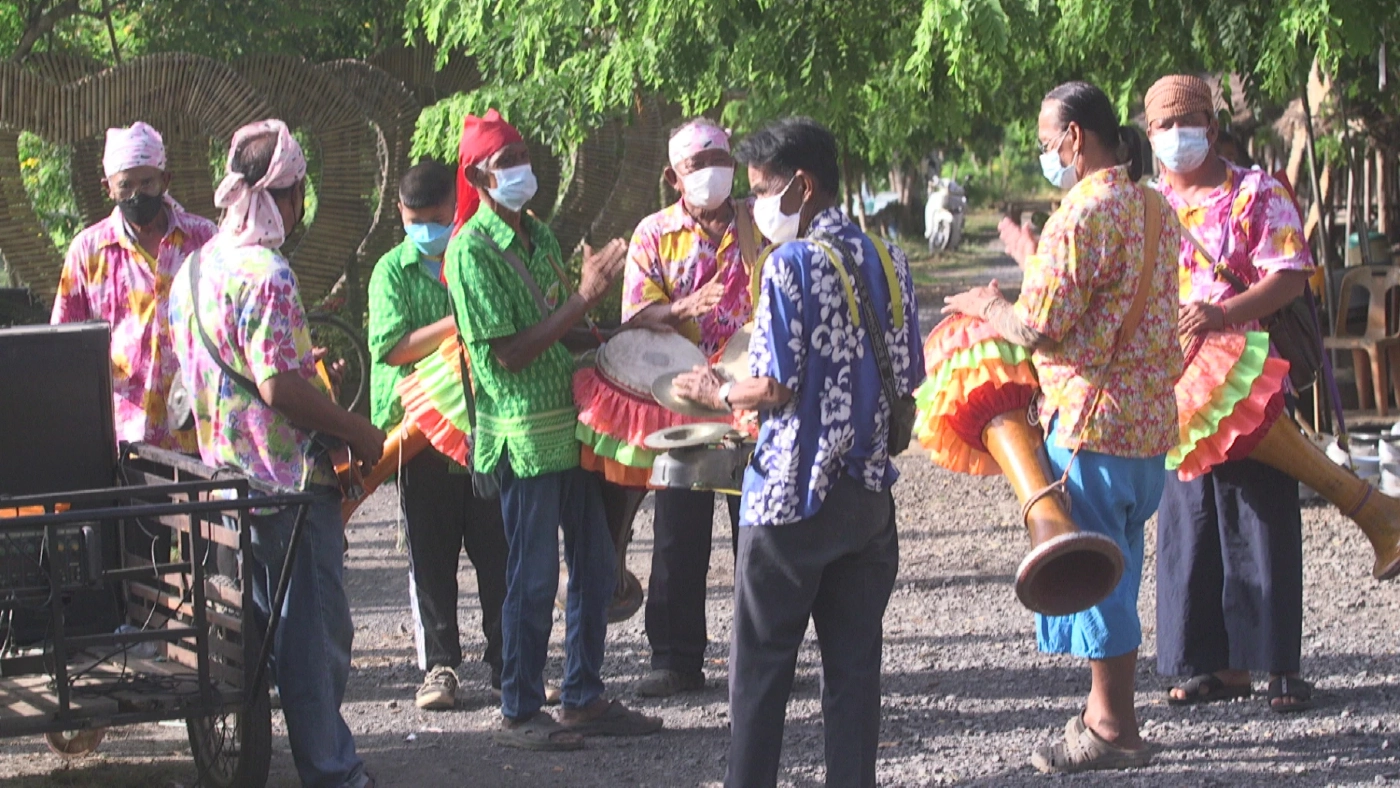 ชาวพิจิตรแห่ร่วมตักบาตรทางน้ำวันวิสาขบูชา