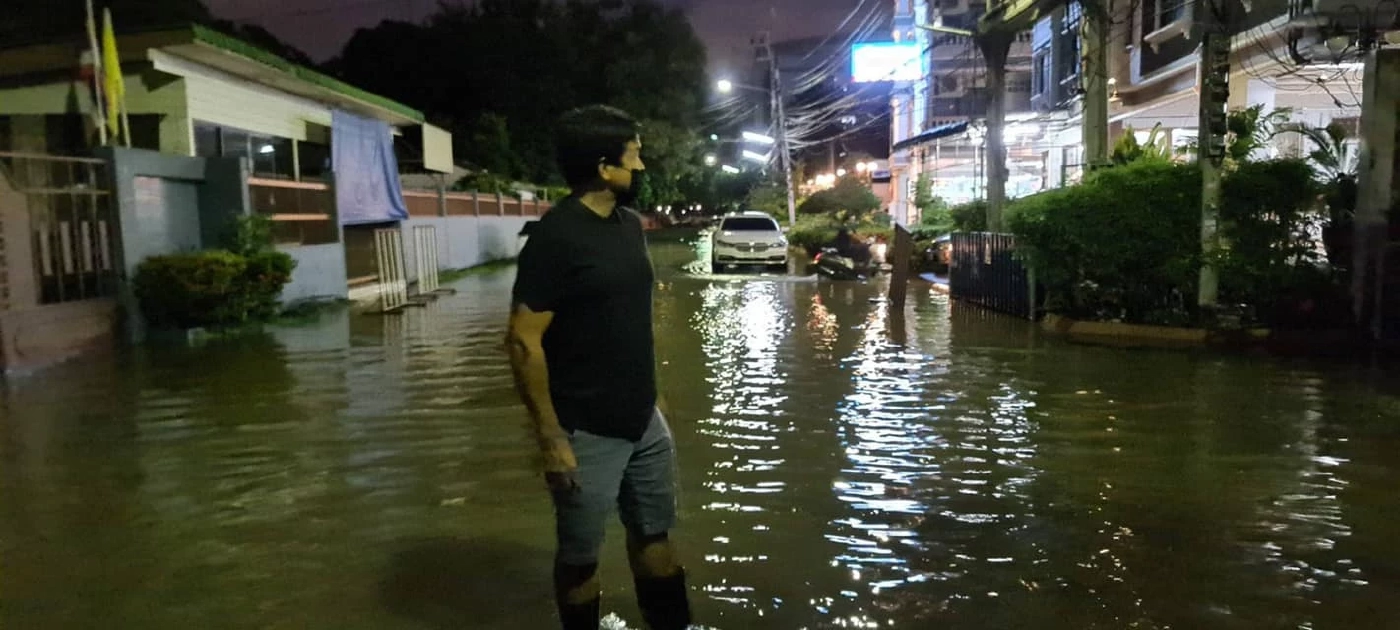 ชัชชาติ สิทธิพันธุ์  กับการลงไปสัมผัสสภาพปัญหาน้ำท่วมกทม. 
