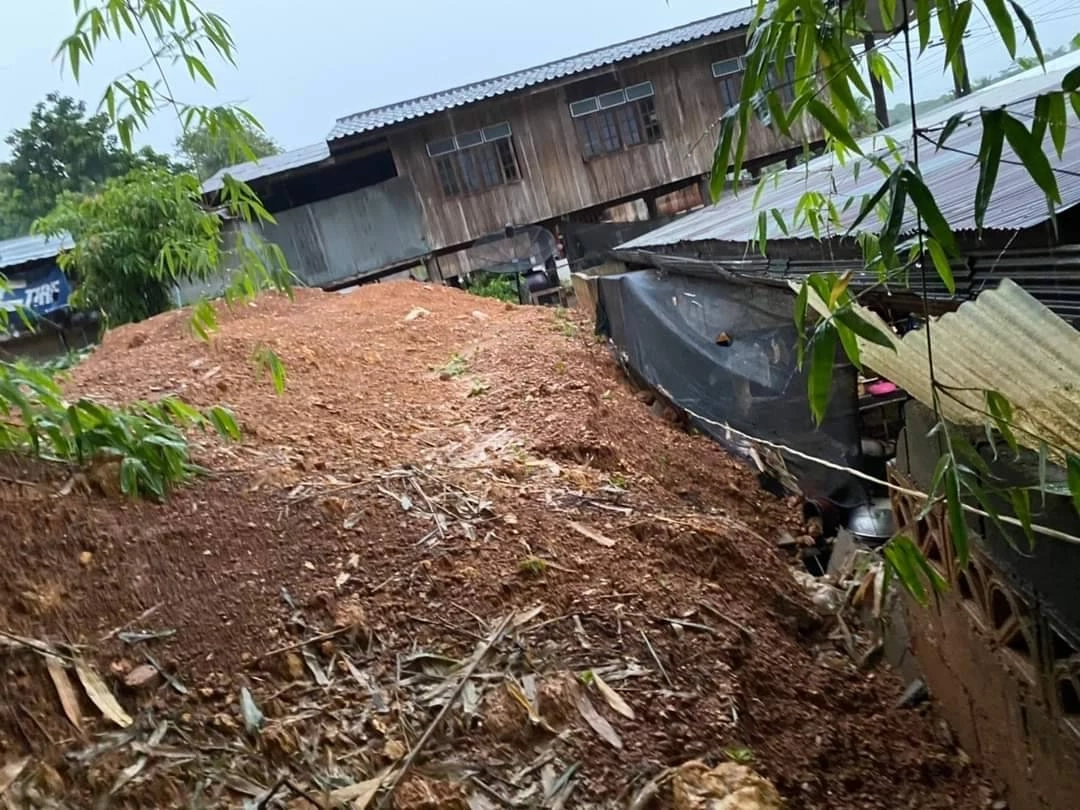 น้ำป่าไหลทะลัก - ดินโคลนถล่มพื้นที่ อ.นาน้อย จ.น่าน จากฝนที่ตกหนัก