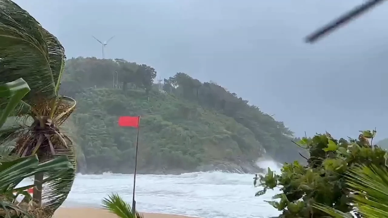 ไลฟ์การ์ดหาดภูเก็ตปักธงแดง