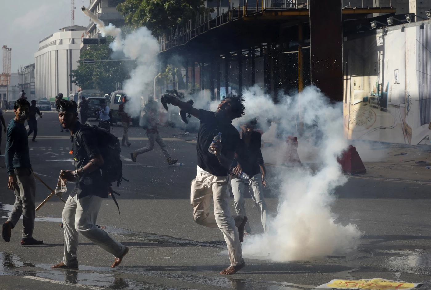 นักศึกษาศรีลังกาชุมนุมไล่นายกฯ ใหม่ลาออก