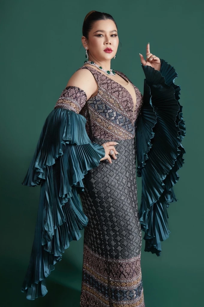 เปิดที่มาชุดผ้าไหมสั่งทอพิเศษที่ “แอน ทองประสม” สวมใส่บอกเลยไม่ธรรมดา