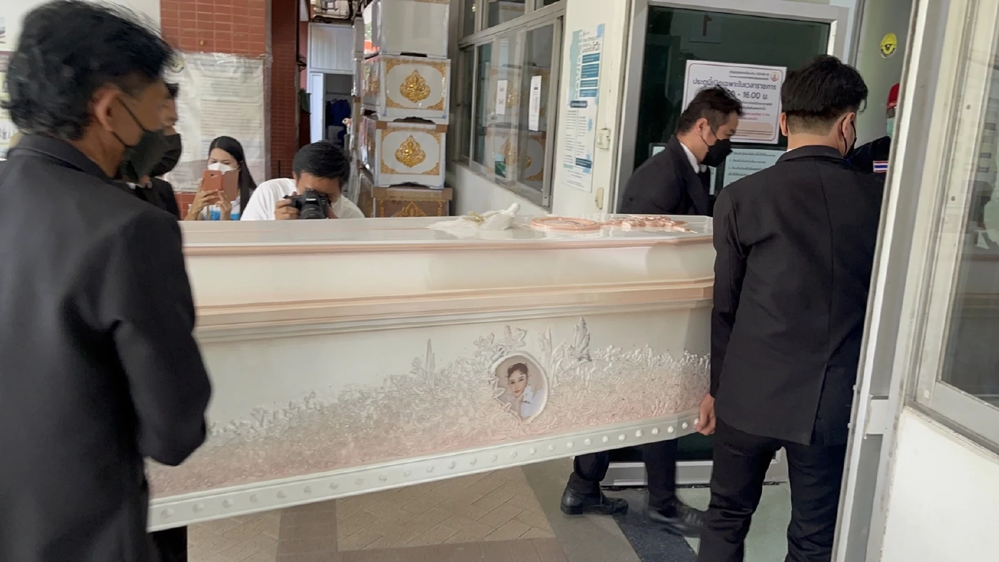 หีบบรรจุร่างของแตงโม นิดา ซึ่งเป็นขนาดที่สั่งทำขึ้นมาพิเศษ รูปทรงเป็นหีบทรง 6 เหลี่ยม