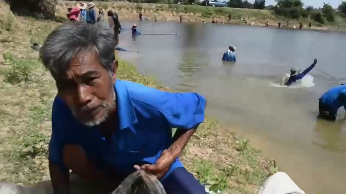 ชาวบ้านยิ้มปริ แห่ซื้อบัตรทอดแห100บาท ขายปลาได้หลักพัน