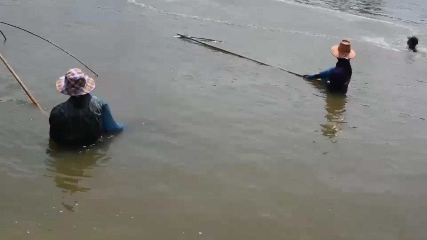 ชาวบ้านยิ้มปริ แห่ซื้อบัตรทอดแห100บาท ขายปลาได้หลักพัน