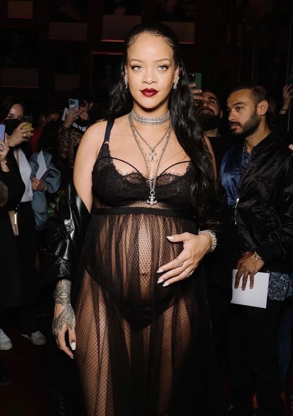 แฟนๆ ทั่วโลกร่วมยินดี “ริฮานน่า” คลอดทายาทคนแรกแล้ว