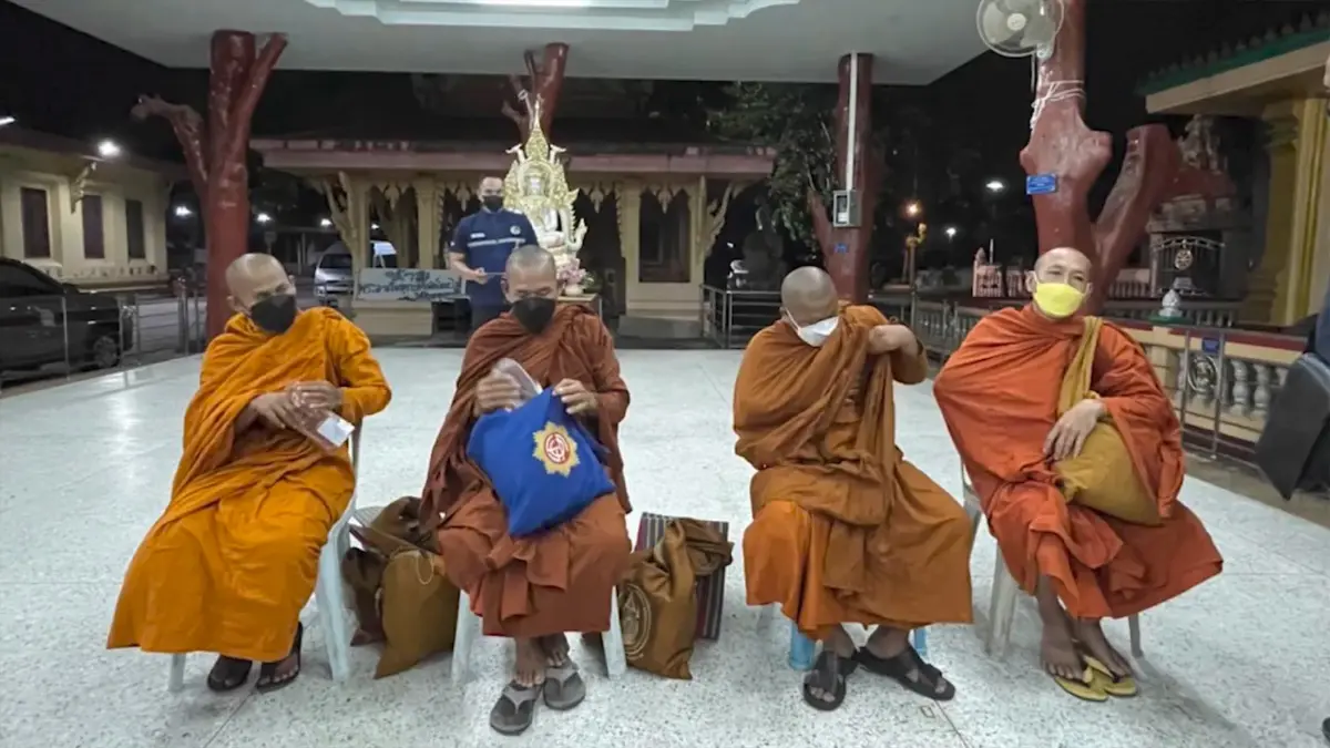จับสึก 4 หนุ่มกัมพูชา บวชพระ หาเงินกลับบ้าน