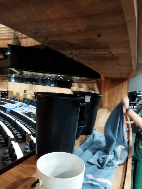 ปัญหาน้ำรั่วซึมในอาคารรัฐสภาเวลาฝนตกหนัก