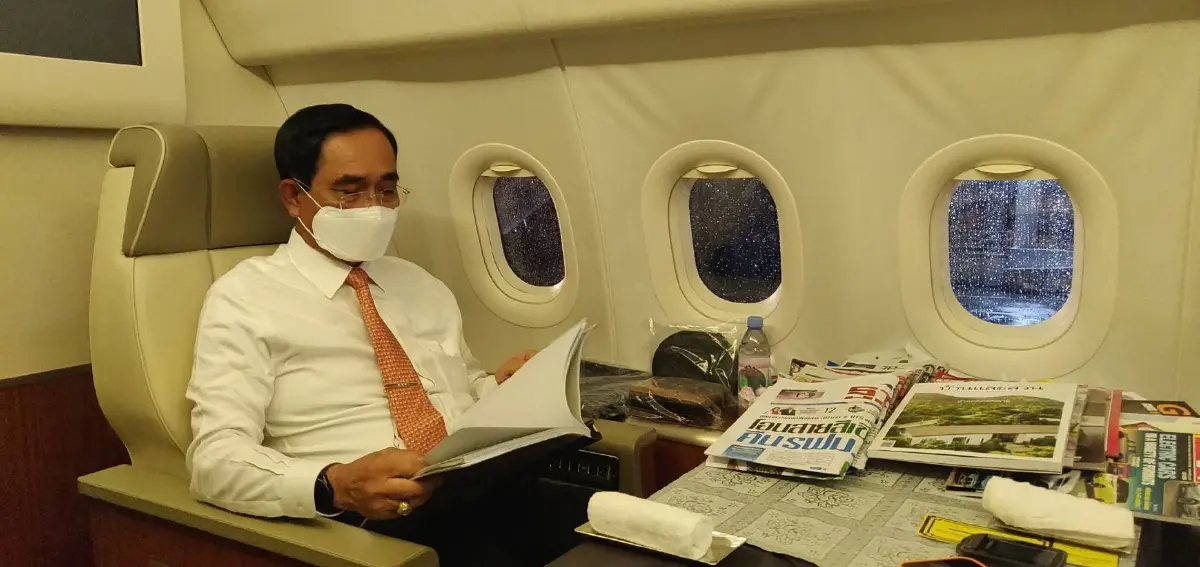 พล.อ.ประยุทธ์ กำลังอ่านหนังสือระหว่างเดินทางไปญี่ปุ่น
