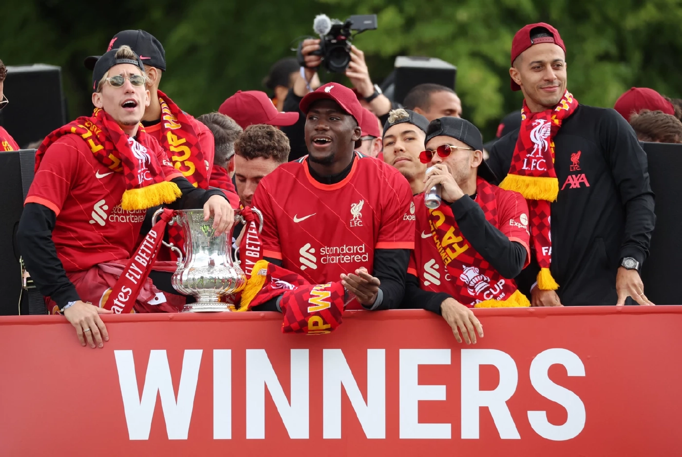 ประมวลภาพ "หงส์แดง" แห่ฉลองดับเบิ้ลแชมป์ชื่นมื่น