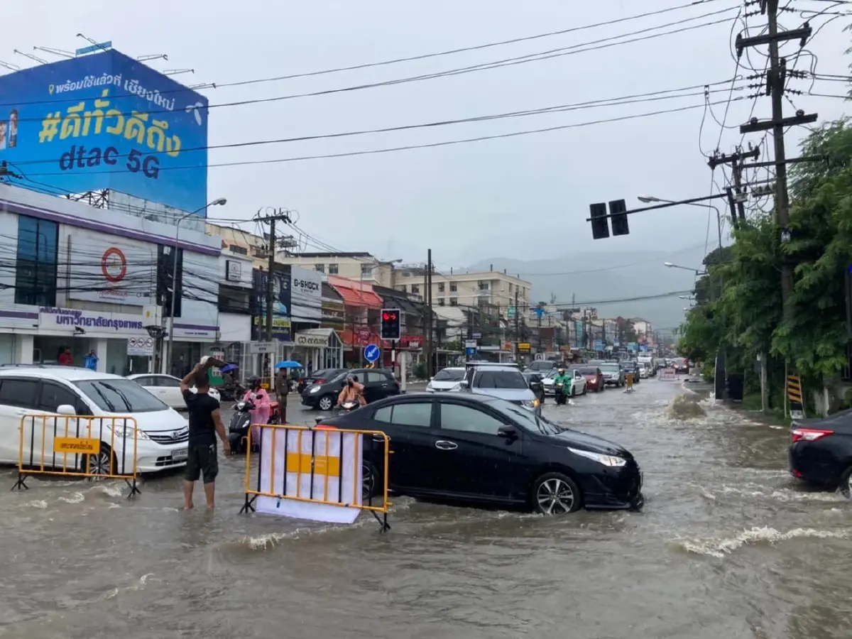 ชาวเชียงใหม่อ่วม ฝนถล่มหนักสุดรอบหลายปี น้ำป่าทะลักเข้าเมืองหลายพื้นที่