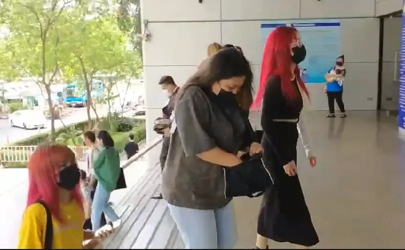 3 สาวกลุ่มทะลุวัง เข้ารับเงื่อนไขคดี ม.112 พร้อมติดกำไรอีเอ็ม