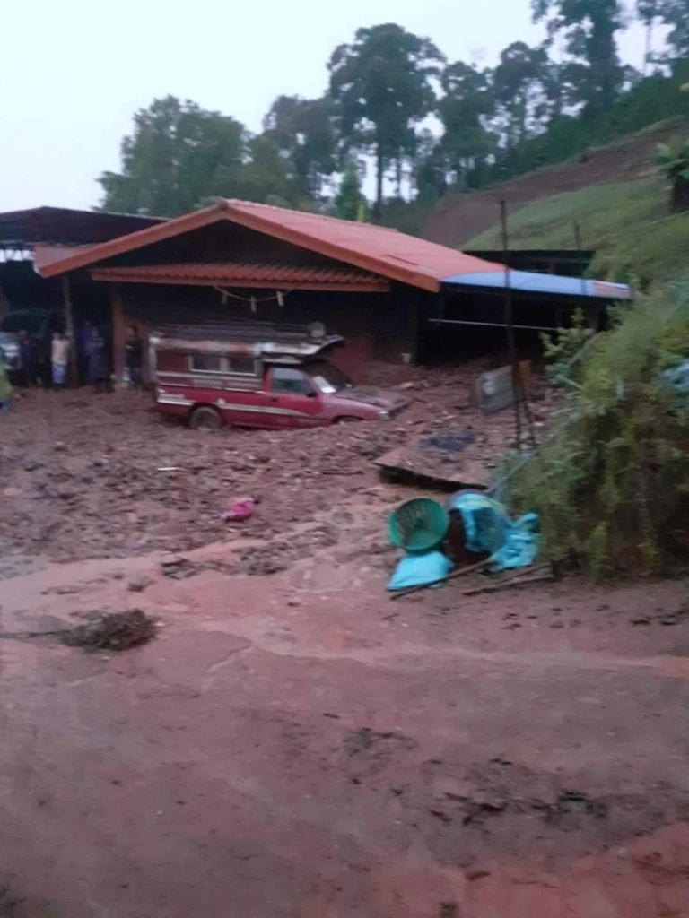 น้ำป่าไหลทะลัก - ดินโคลนถล่มพื้นที่ อ.นาน้อย จ.น่าน จากฝนที่ตกหนัก