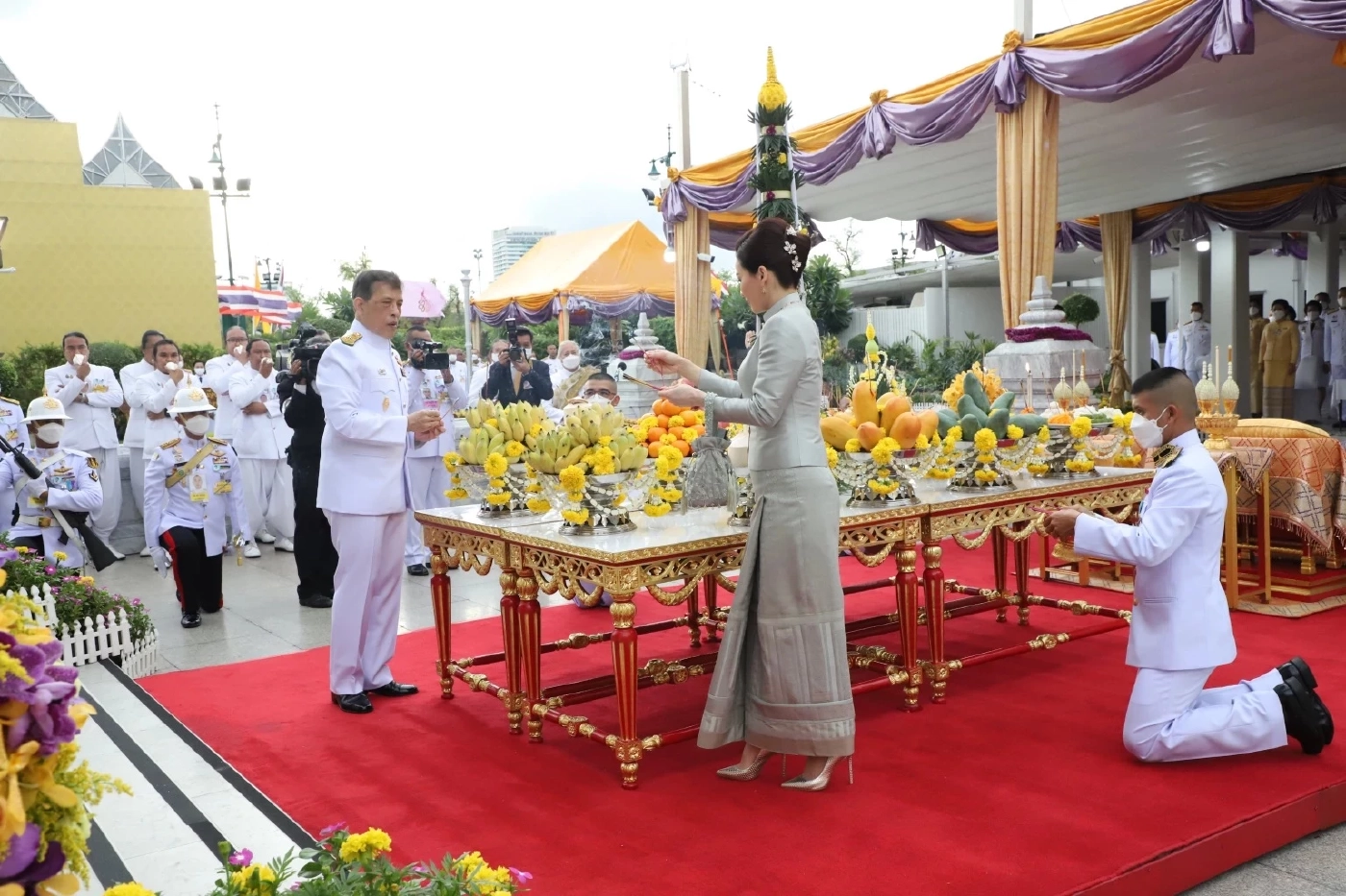 "ในหลวง-พระราชินี" ทรงบวงสรวงพระหลักเมือง ในโอกาส กรุงรัตนโกสินทร์ 240 ปี