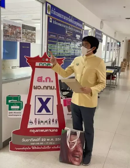 นายธีรภัทร เจริญสุข ฝ่ายกฎหมายทีมงานของ นายชัชชาติ 