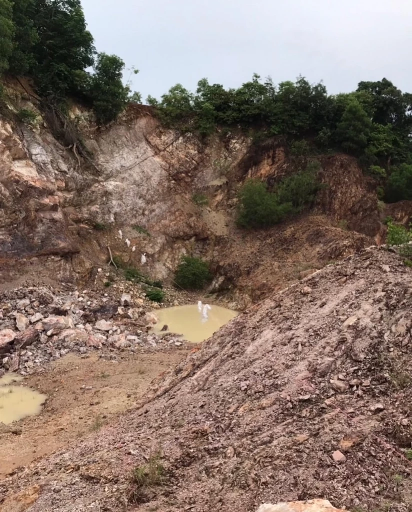 บุกรุกขุดดินบริเวณเจดีย์เขาน้อย