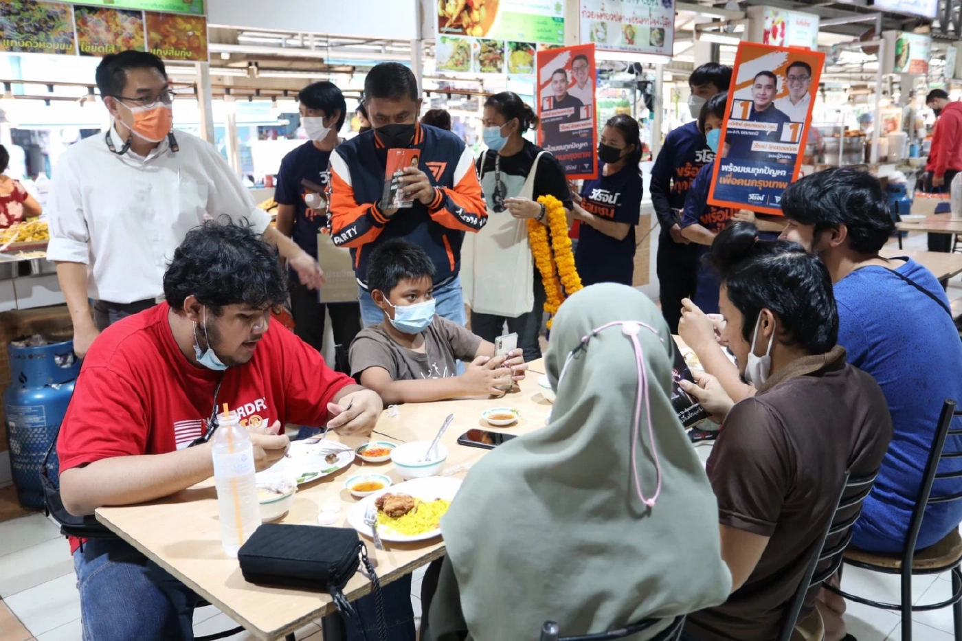 "วิโรจน์"ลุยตลาดบางกะปิชูนโยบายทำได้จริงลั่นกทม.มีงบพอยกชีวิตคนกรุง