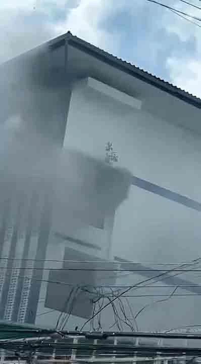 ไฟไหม้โรงเรียน ครูนักเรียนแตกตื่นหนีตายระทึก