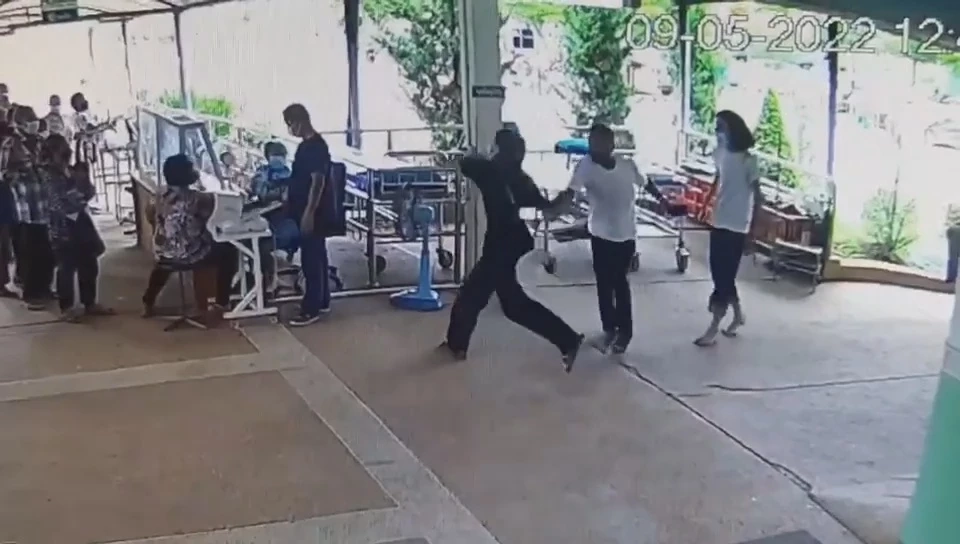 2 โจ๋หัวร้อน! อาละวาดทำร้ายจนท.รพ.อ้างไม่ดูแลเพื่อนที่บาดเจ็บ