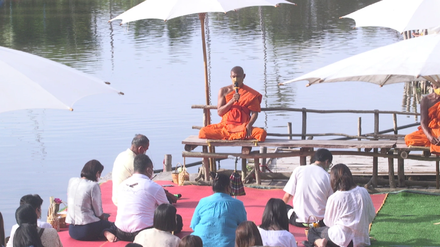 ชาวพิจิตรแห่ร่วมตักบาตรทางน้ำวันวิสาขบูชา