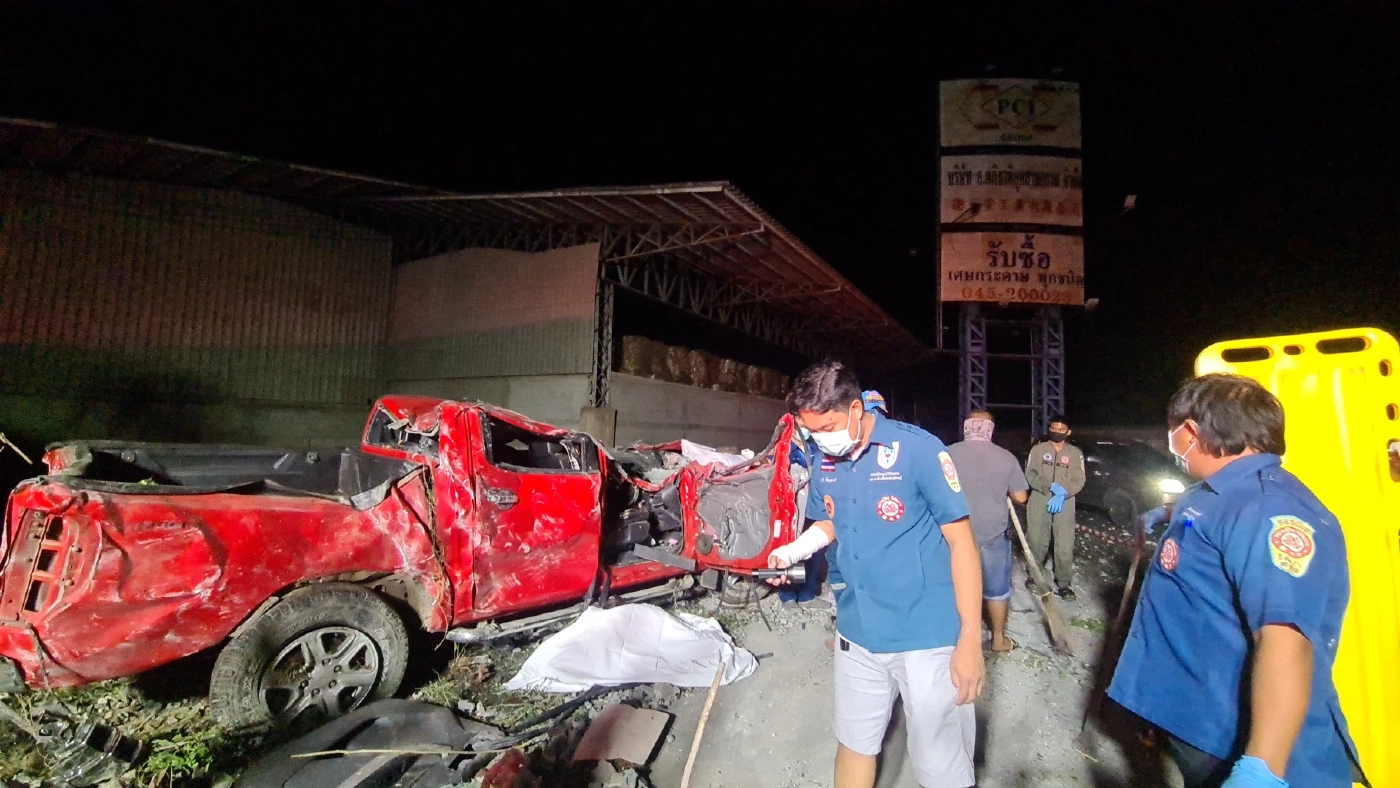 สาวไลฟ์สดขับรถกลับบ้านเสียหลักพุ่งชนกำแพงโรงงานกระดาษดับคาที่