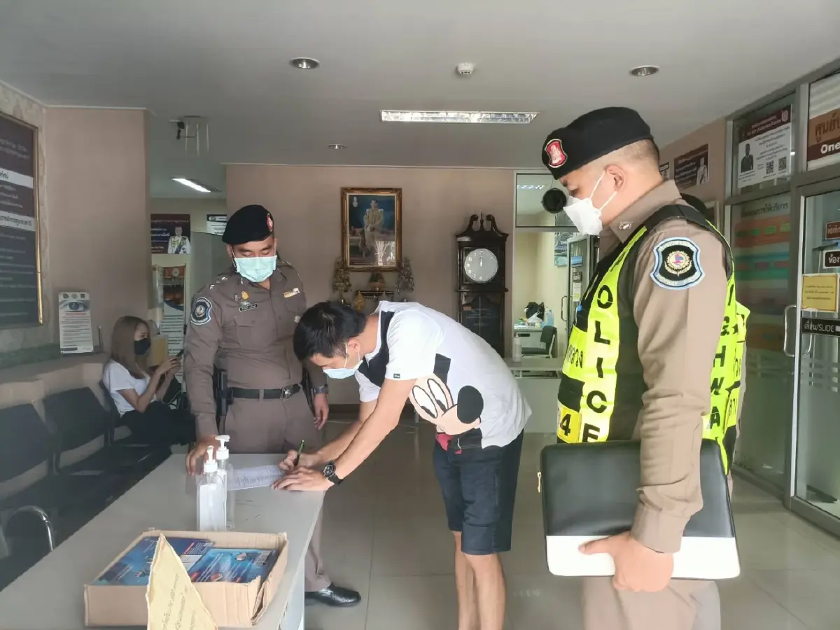 ตร.ทล.จับ 2 หนุ่มนางแล ทำผิดกฎจราจรซ้ำซาก โดนใบสั่ง 53 ครั้งไม่เคยไปจ่าย