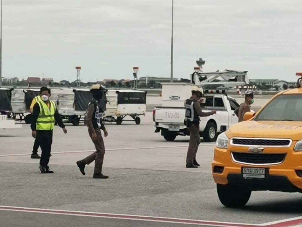 ชายคลั่ง ควงขวาน ปืนปลอม ซิ่ง จยย. บุกหลุมจอดจะยึดเครื่องบิน (มีคลิป)