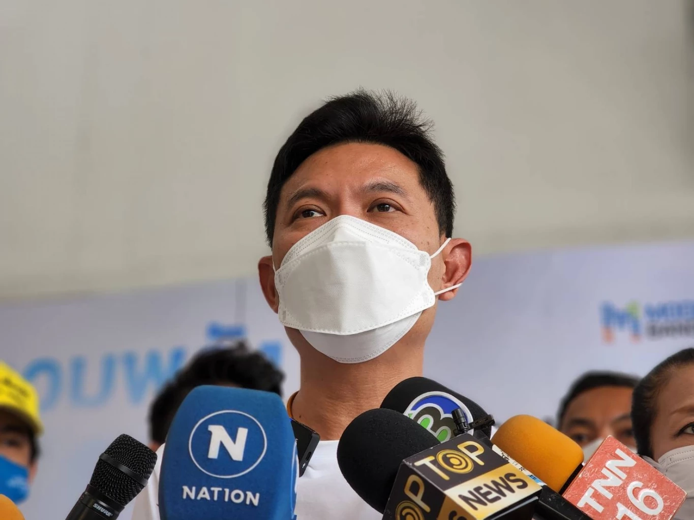 "สุชัชวีร์"ขึ้นรถแห่รอบกรุงขอคะแนนเสียง ลั่นพร้อมเปลี่ยนกทม.