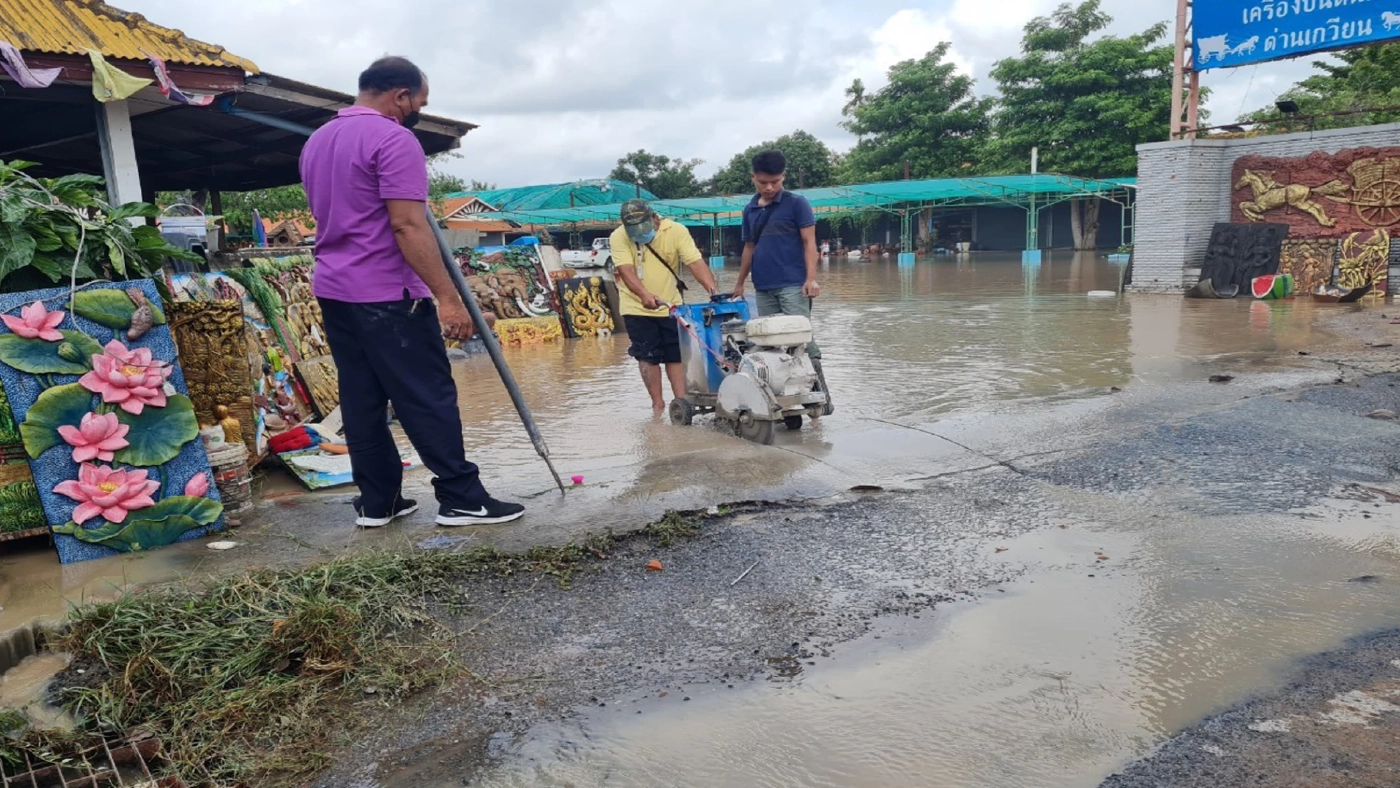 เทศบาลตำบลด่านเกวียนและทหาร เร่งลงพื้นที่ช่วยเหลือชาวบ้านน้ำป่าท่วม