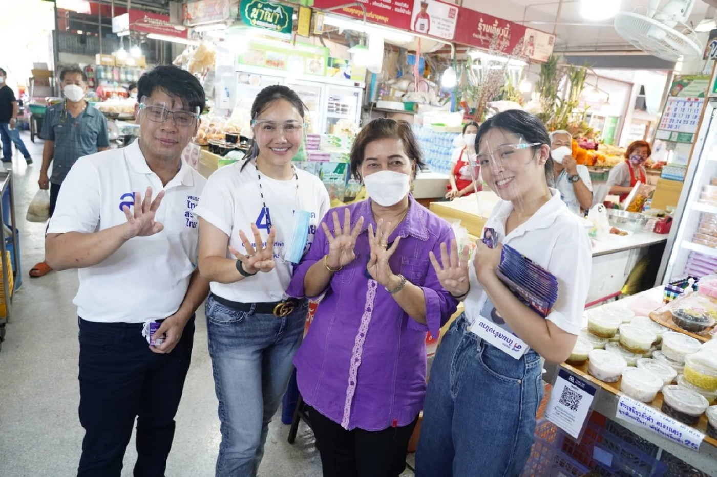 "จินนี่-เบสท์"ควงแขนช่วยแม่หาเสียงเลือก"ผู้พันปุ่น"เป็นผู้ว่าฯกทม.