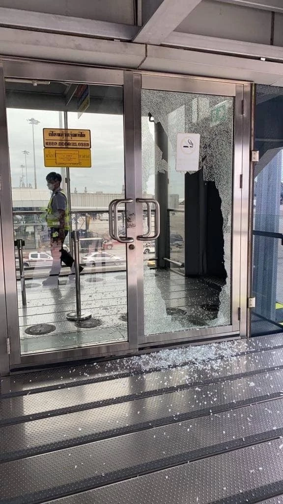 ชายคลั่ง ควงขวาน ปืนปลอม ซิ่ง จยย. บุกหลุมจอดจะยึดเครื่องบิน (มีคลิป)