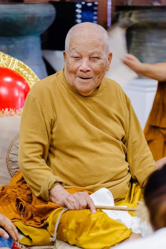 "หลวงปู่แสง ญาณวโร" 