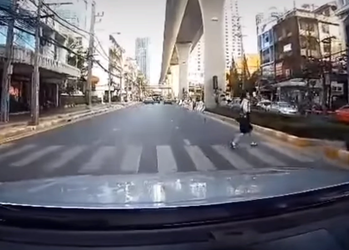 เพจดังเปิดคลิปประจาน "จยย." ซิ่งชน "นักเรียน" ข้ามทางม้าลาย 2 เหตุการณ์ 