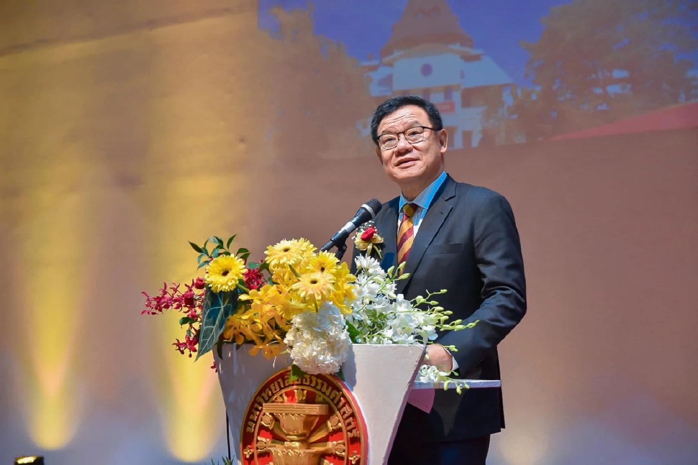 ศาสตราจารย์ดร.สุรพล นิติไกรพจน์   อดีตอธิการบดีมหาวิทยาลัยธรรมศาสตร์