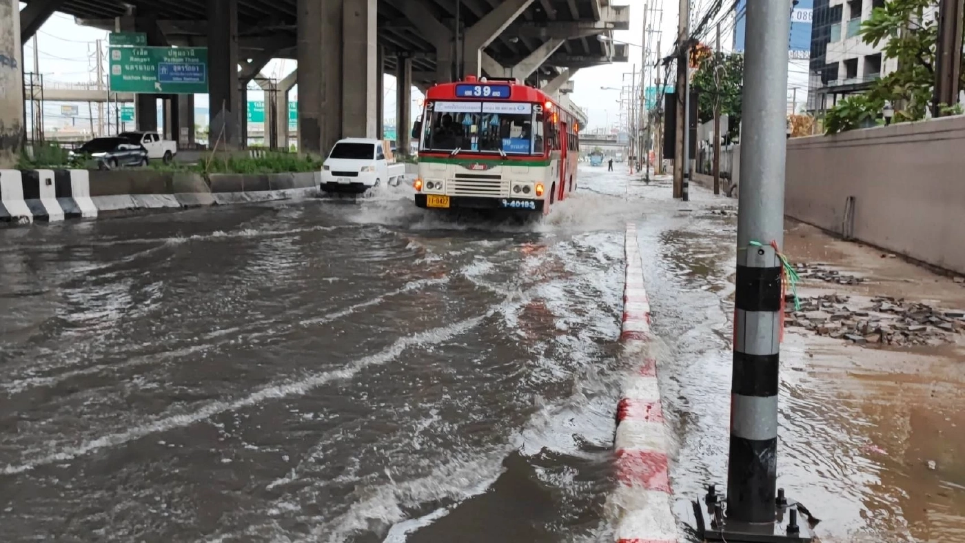 พายุฝนถล่มรังสิต น้ำท่วมขังถนนพหลโยธิน ทั้งขาเข้า-ขาออก-คู่ขนาน 40-50 ซ.ม.
