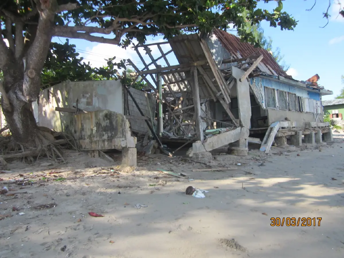 สภาพการกัดเซาะของทะเลที่บริเวณหาดแม่รำพึง