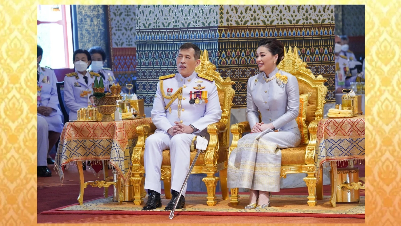 "ในหลวง-พระราชินี" เสด็จฯไปในการ "พระราชพิธีฉัตรมงคล"