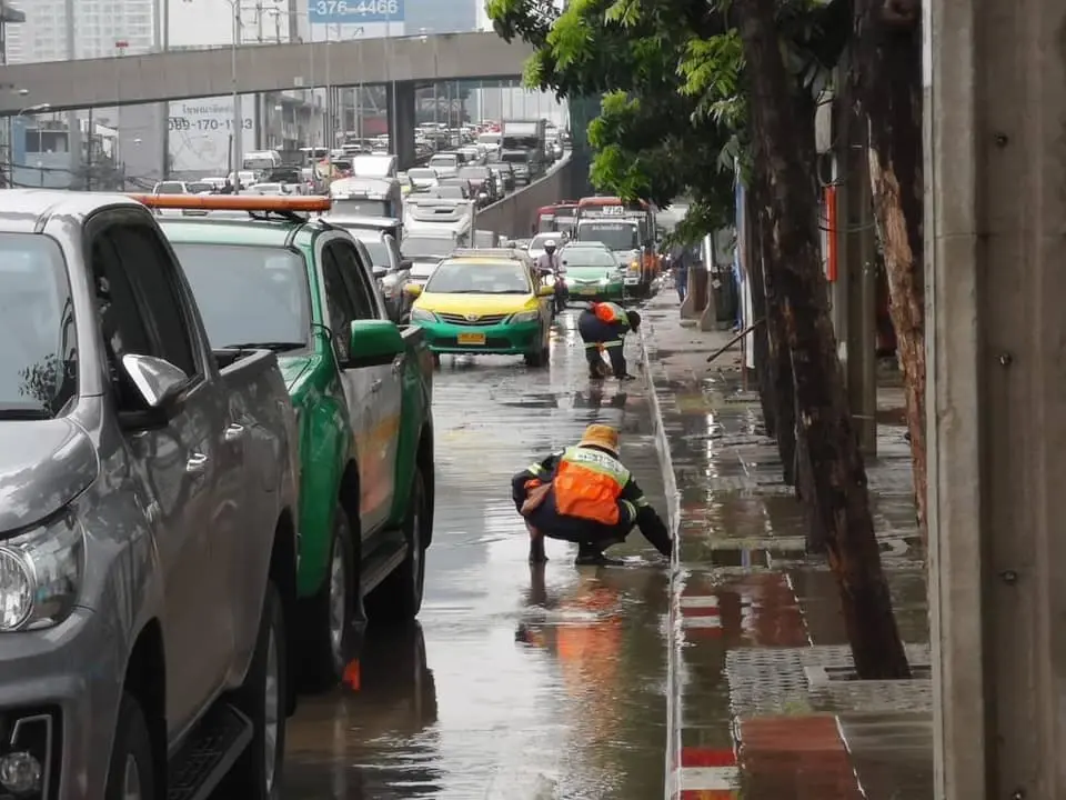 ปลัดกทม. สั่งการ 50 เขต สำรวจน้ำท่วมขังในพื้นที่ เร่งช่วยเหลือ