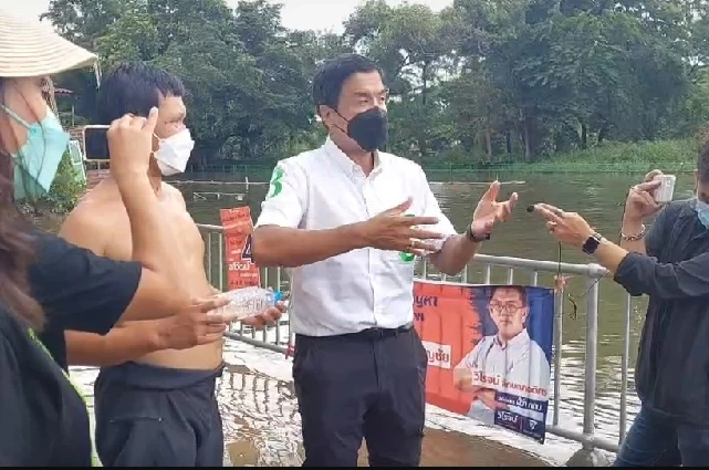 ชัชชาติ ลุยน้ำท่วม พร้อมแก้ปัญหา ลั่น เทคะแนนให้กันเป็นสิทธิ์ แต่ ผมไม่ทำ!