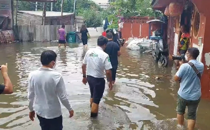 ชัชชาติ ลุยน้ำท่วม พร้อมแก้ปัญหา ลั่น เทคะแนนให้กันเป็นสิทธิ์ แต่ ผมไม่ทำ!