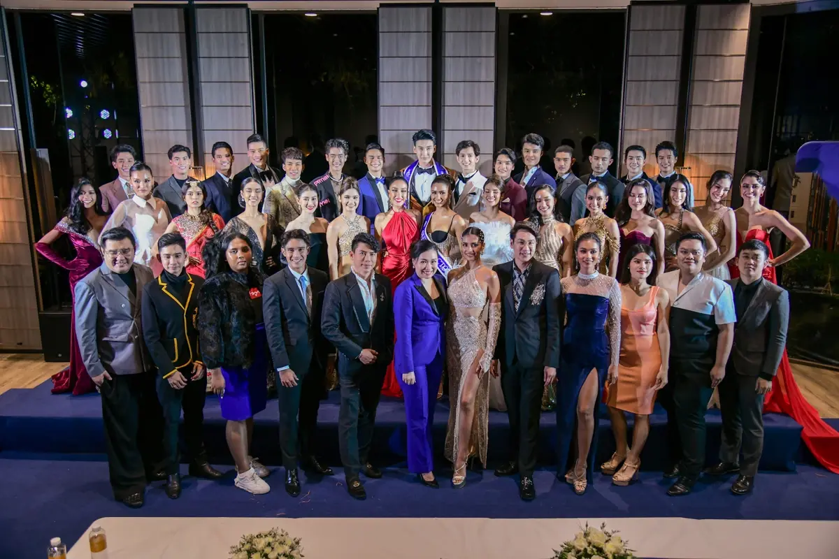 30 หนุ่มสาว “ซูปร้า ไทยแลนด์ 2022” อวดโฉมทักซิโด้-ราตรี วิบวับบนบลู คาร์เพท