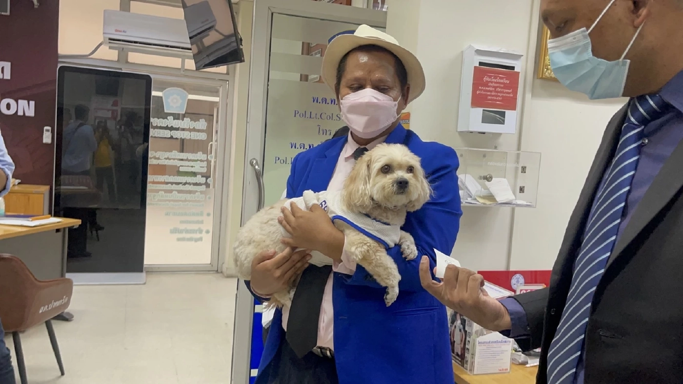 ไม่จบ! &quot;ทนายรณณรงค์&quot; อุ้มสุนัขแจ้งความเอาผิด &quot;มงคลกิตติ์&quot; ไลฟ์สดข่มขู่