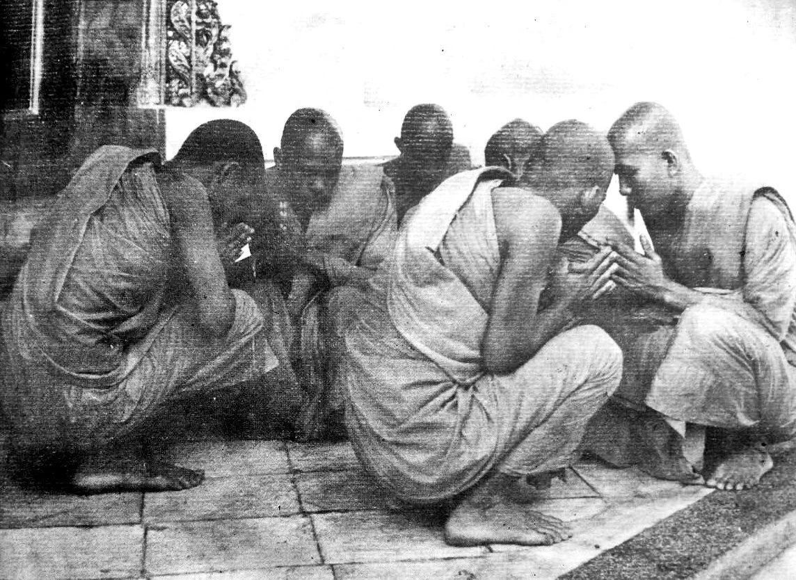 เฉลย "ชัชชาติ" ทำท่า "นั่งกระโหย่ง" เป็นการไหว้พระแบบสมัยโบราณ