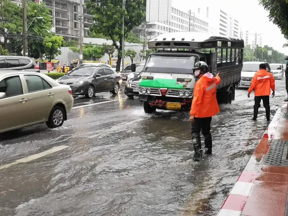 ปลัดกทม. สั่งการ 50 เขต สำรวจน้ำท่วมขังในพื้นที่ เร่งช่วยเหลือ