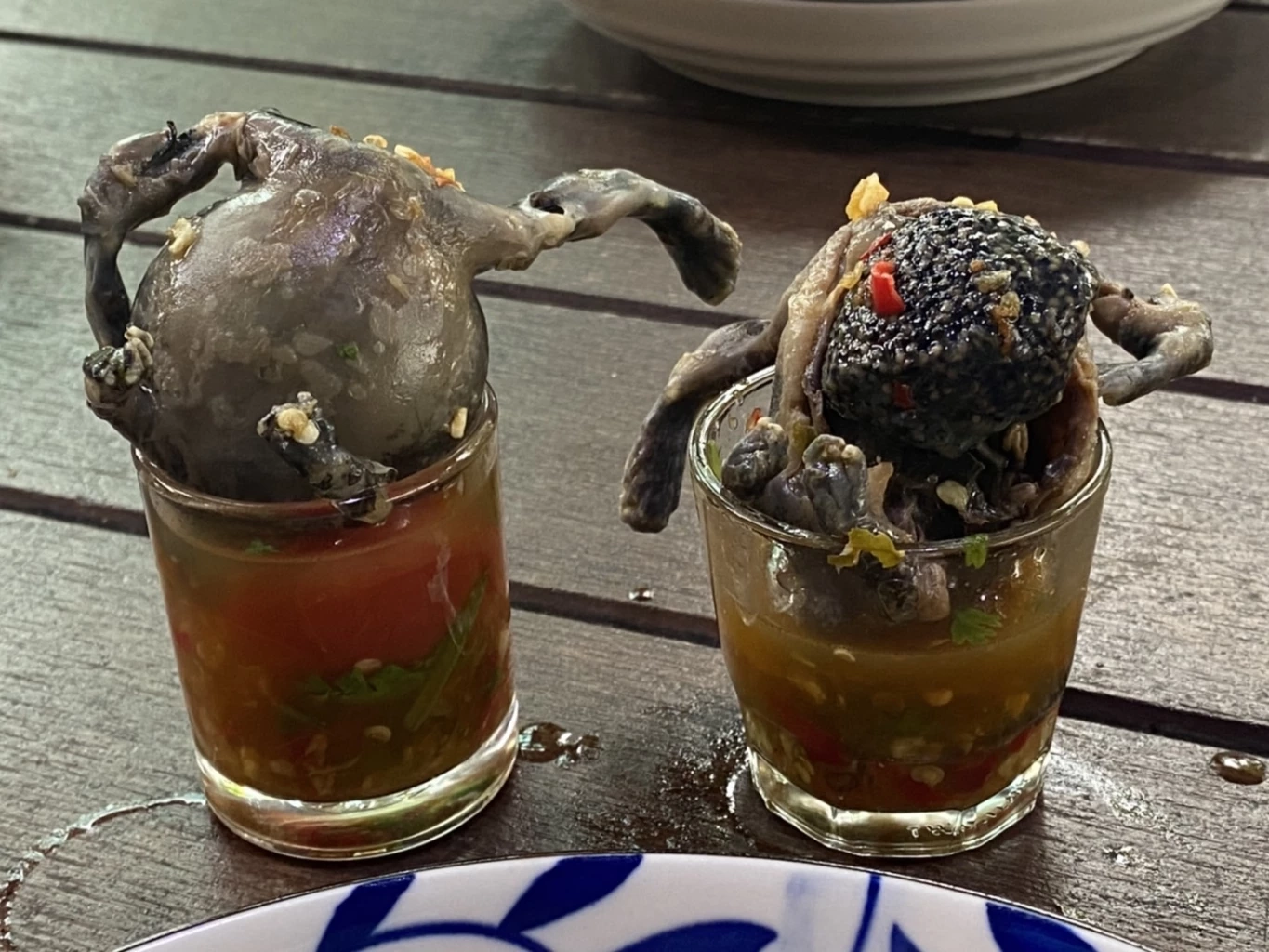 พิสดารตรงไหน! เปิดต้นตำรับสองสาวพี่น้อง “อึ่งชอต”