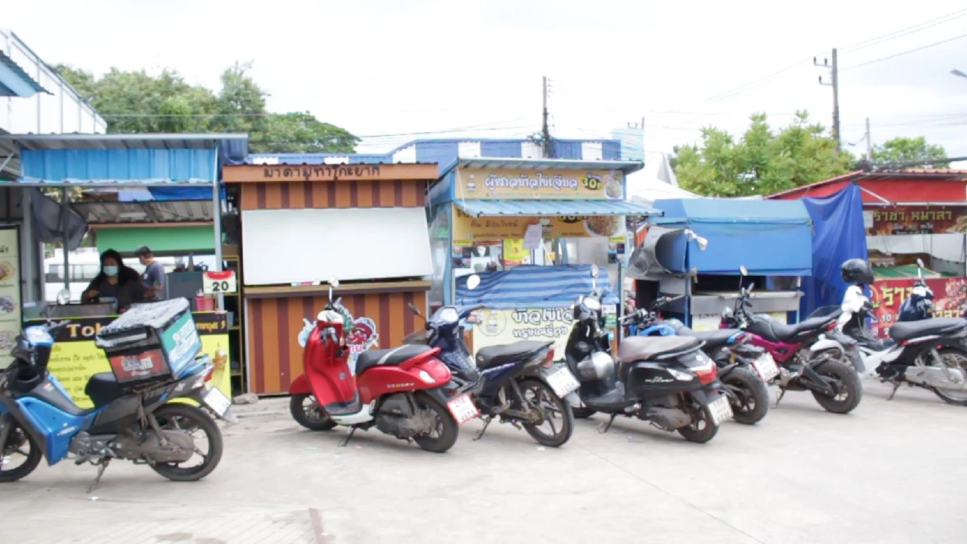 สองแก็งเงินกู้ไล่ตีกันสนั่นแย่งลูกค้าชาวบ้านหวาดกลัวของพังเสียหาย