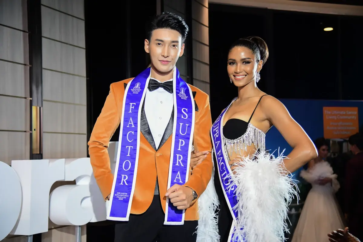 30 หนุ่มสาว “ซูปร้า ไทยแลนด์ 2022” อวดโฉมทักซิโด้-ราตรี วิบวับบนบลู คาร์เพท