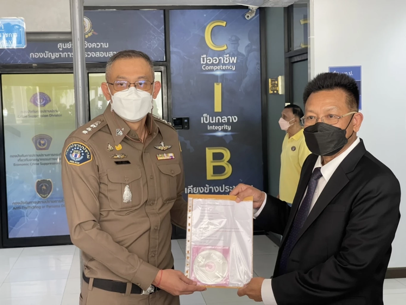 "ทนายเดชา" แจ้งความเอาผิด "มงคลกิตติ์" ปมโทรขู่ทำร้ายห้ามจุ้นคดีแตงโม 