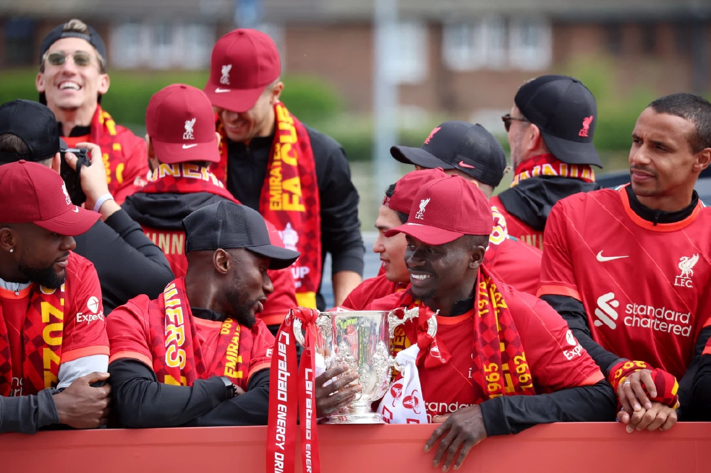 ประมวลภาพ "หงส์แดง" แห่ฉลองดับเบิ้ลแชมป์ชื่นมื่น