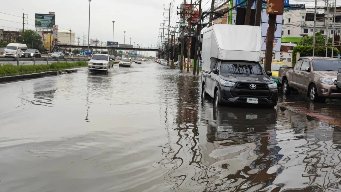 พายุฝนถล่มรังสิต น้ำท่วมขังถนนพหลโยธิน ทั้งขาเข้า-ขาออก-คู่ขนาน 40-50 ซ.ม.